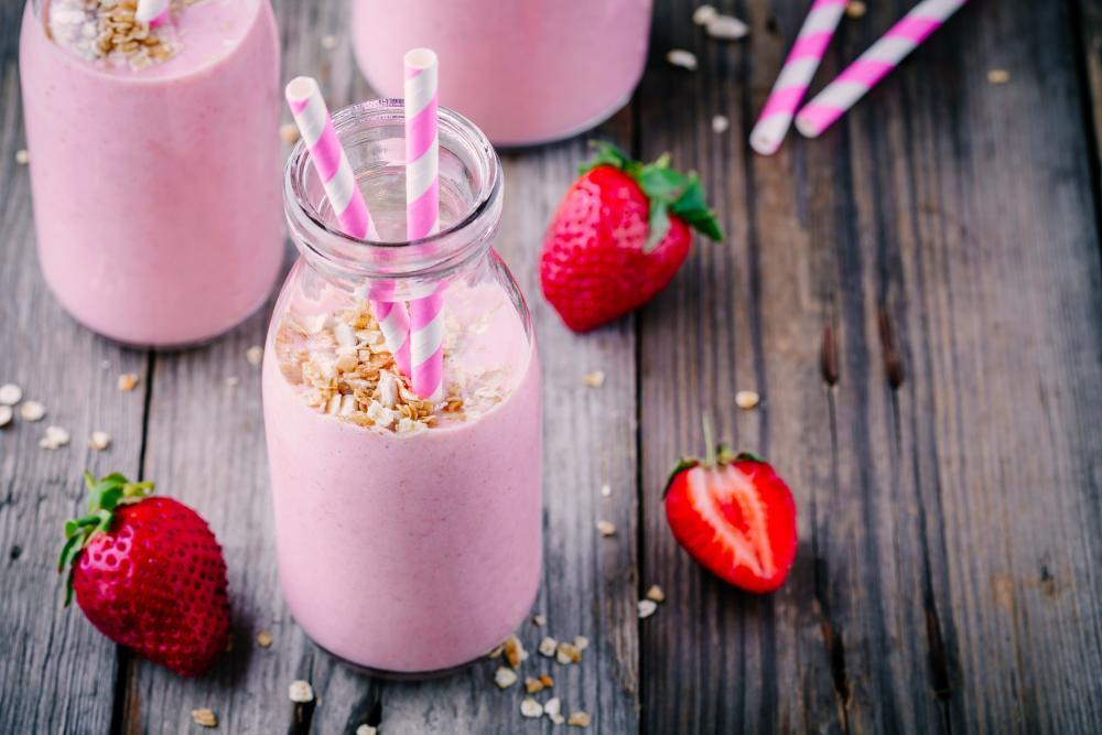 Strawberry, lime & oat smoothie | Nairns Oatcakes
